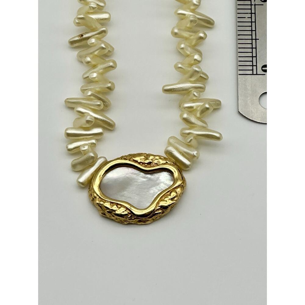 Napier Vintage Texture Pearl And Mother Of Pearl Faux Chocker Necklace Signed - Picture 2 of 7